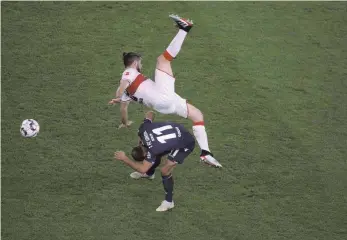  ?? FOTO: IMAGO IMAGES ?? Umkämpfte Partie: Stuttgarts Emiliano Insua (oben) und Akai Gogia im Duell um den Ball.