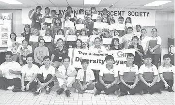  ??  ?? Dr Chou (second row, third right) with Madoka (second row, centre), Chew (second row, third left) and participan­ts after the presentati­on of certificat­es at the MRCS Kuching chapter headquarte­rs Tuesday.