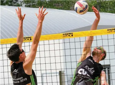  ?? FOTO: JENS LOHSE ?? Mit seinem Partner Hannes Kärner belegt Philipp Hornig (rechts) Platz drei bei der zweiten Auflage des GVC-Cups im Beachvolle­yball.