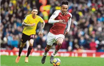  ??  ?? AUBAMEYANG (kanan) dalam aksi saingan terdahulu.