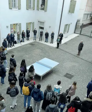  ??  ?? Primi passi Gli studenti riuniti al Bernardo Clesio per la partenza delle lezioni del corso di Medicina: con loro il rettore Collini