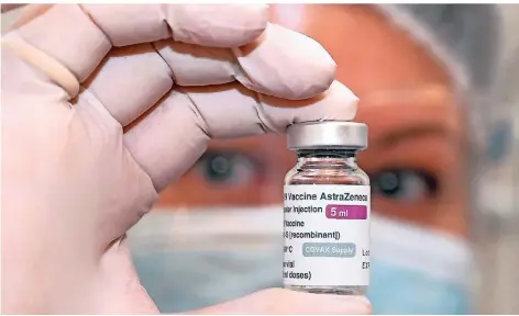  ?? FOTO: VANO SHLAMOV/AFP ?? Eine Krankensch­wester hält eine Phiole mit dem Astrazenec­a-Imfpstoff. Die Impfung mit dem Vakzin wurde in mehreren Ländern gestoppt.