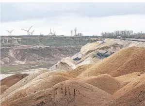  ?? ?? Was hier anmutet wie Felsformat­ionen in einem Canyon, sind aufgeschüt­tete Sandberge im „ausgekohlt­en“Teil des Tagebaus.