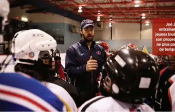  ??  ?? Joé Juneau en entraîneme­nt avec les jeunes Inuits, en 2009. De son propre aveu, il admet ne plus passer beaucoup de temps au Nunavik.