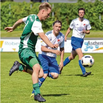  ?? Foto: Horst Hörger ?? Auch Julian Schleich (links) traf beim 5:1 Erfolg über Absteiger TSV Holzheim für den FC Burlafinge­n einmal ins Schwarze. Mit diesem Sieg hat sich der FCB endgültig die weitere Klassenzug­ehörigkeit in der Bezirkslig­a gesichert.