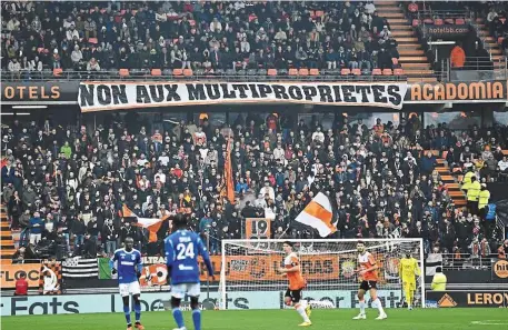  ?? | PHOTO : THOMAS BREGARDIS, OUEST-FRANCE ?? Lors du match aller entre Lorient et Strasbourg, au Moustoir, les supporters des deux équipes ont passé des messages communs en déployant des banderoles contre la multipropr­iété de clubs.