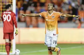  ?? Wilf Thorne ?? Mauro Manotas (19) celebra su primer gol del triunfo del Dynamo ante Portland.