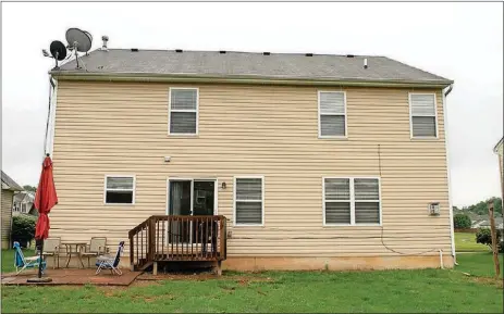  ??  ?? An open kitchen, dining room and family room stretch across the back of the house. The patio doors open from the dining area to the open backyard.