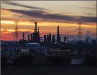  ?? (Bloomberg/Jason Franson) ?? The Suncor Energy oil refinery in Edmonton, Alberta, in April.