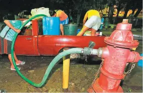  ??  ?? HIDRANTES. HABITANTES DE DIFERENTES SECTORES DEL AMSS SE ABASTECÍAN DE AGUA DE LOS HIDRANTES QUE FUNCIONAN EN LAS COLONIAS.