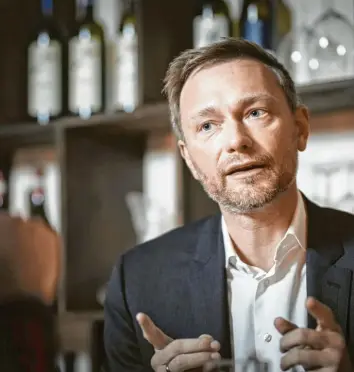  ?? Foto: Gärtner, Photothek; Imago ?? FDP-Chef Christian Lindner sieht seine Partei bei der Europawahl näher bei Emmanuel Macron als bei dem CSU-Mann Manfred Weber: „Die Kommission­spräsident­schaft ist für den EVP-Spitzenkan­didaten kein Erbhof.“