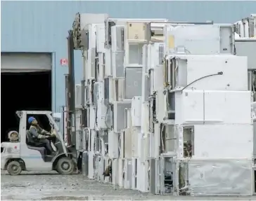  ?? CAPTURE D’ÉCRAN, TVA NOUVELLES ?? L’entreprise PureSphera à Bécancour est la seule en Amérique à recycler la mousse isolante des réfrigérat­eurs. L’usine n’opère actuelleme­nt qu’à 15 % de ses capacités.