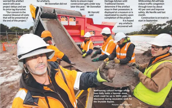  ?? Pictures: MIKE DUGDALE ?? Wathaurung cultural heritage officer Sean Kelly holds a hammer stone, which could be up to 5000 years old, discovered during excavation work for the Drysdale Bypass.