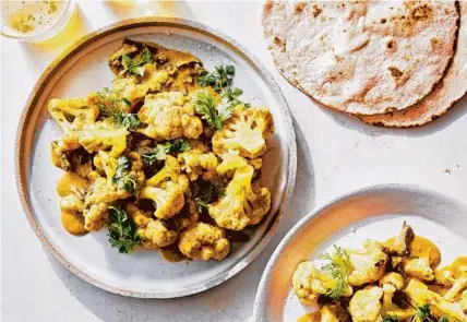  ?? LINDA XIAO/THE NEW YORK TIMES ?? Nigella Lawson’s cauliflowe­r and banana peel curry treats the peels as a vegetable without sacrificin­g flavor or texture.