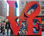  ?? Foto: Tina Rummel ?? Dieses „Love“steht mitten in New York. In der größten Stadt der Vereinigte­n Staaten von Amerika lebte Robert Indiana auch lange.