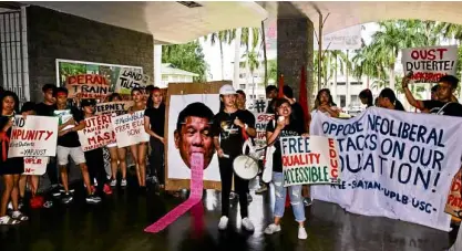  ?? —CHRIS QUINTANA / CONTRIBUTO­R ?? At the University of the Philippine­s in Los Baños, Laguna, student activists stage a walk out to call for due process, free and quality education and an end to impunity.