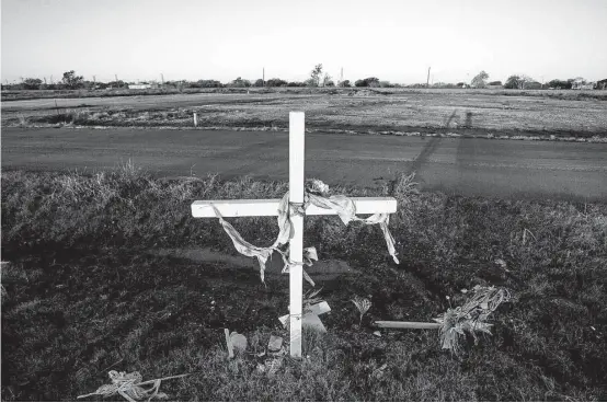  ?? Michael Ciaglo photos / Houston Chronicle ?? A memorial cross is planted in West near the spot where 15 people died, including a dozen firefighte­rs who raced in unaware of the dangers at the plant.