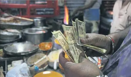  ?? MAHESH KUMAR A. / AP ?? Un vendedor callejero de comida en Hyderabad cuenta billetes de 500 rupias