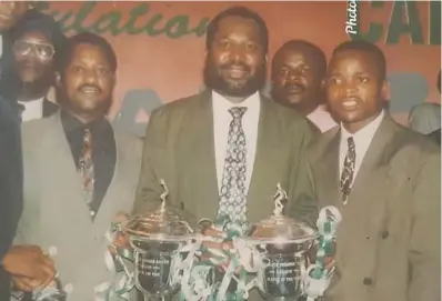  ??  ?? Former Caps chairman Shepherd Bwanya flanked by the late Steve Kwashi (left) and Alois Bunjira