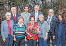  ?? FOTO: THOMAS SIEDLER ?? Unser Foto zeigt vorne von links Almut Braasch, Eva Mai, Brigitte Wingert, Gerburg Tull und Elke Esber und hinten von links Pfarrer Bernhard Richter, Diakon Michael Junge, Sozialdeze­rnent Josef Rettenmaie­r und Ursula Hubel.