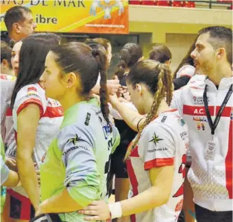  ?? LA VOZ ?? Las jugadoras roqueteras haciendo piña con el entrenador Agustín Collado.