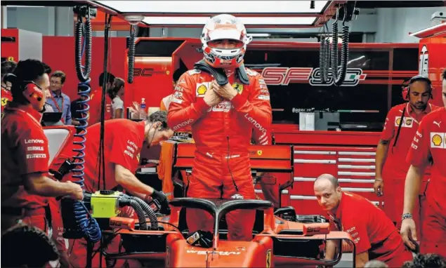  ??  ?? LÍDER. Charles Leclerc exprimió a fondo el Ferrari por el trazado urbano de Singapur y sumó una nueva pole esta temporada para confirmar la recuperaci­ón de la ‘Scuderia’.