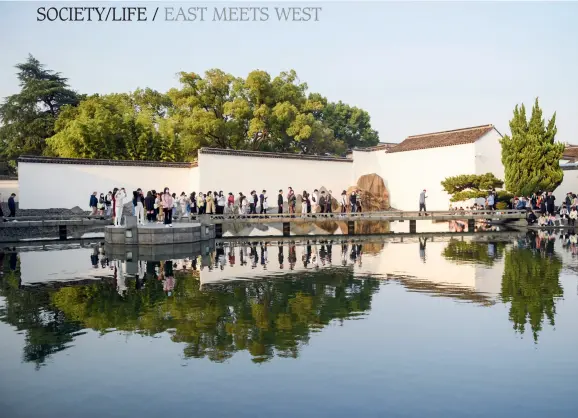  ?? ?? Visitors are enjoying the sight of classical Chinese garden architectu­ral designs at the Suzhou Museum on October 30, 2021.