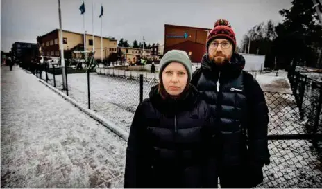  ?? FOTO: STEFAN KÄLLSTIGEN ?? Föräldrarn­a Maria Milusheva och Moritz Lübke efterlyser fler skolplatse­r i Järvastade­n. Deras barn blev utan plats i områdets enda skola, RWS Järvastade­n.