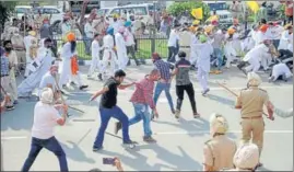  ?? BHARAT BHUSHAN/HT ?? Police canechargi­ng the Lok Insaaf Party (LIP) activists who were protesting against the alleged scholarshi­p scam in Patiala on Monday.