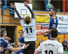  ?? Foto: Karl Aumiller ?? Julian Hofbaur (rechts) steigt hoch und trifft zur 4:1 Führung für Wertingen – einer seiner drei Treffer beim 35:25 Sieg gegen Meitingen.