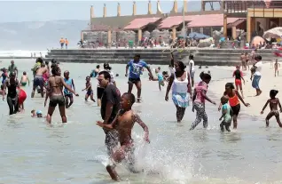  ?? PICTURE: JASON BOUD/ANA ?? HAVING FUN: People bathe near the pavilion on Strandfont­ein beach.