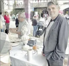  ?? - Crédits : A.L ?? Le président de la Chambre des Métiers du Gers, Philippe Archer est venu saluer et encourager les artisans