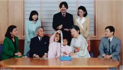  ??  ?? Maharaja Akihito (tiga kiri) bermain dengan cucu yang turut menjadi inspirasi baginda.