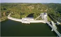  ?? Foto: Peter Hagen ?? Schmiegt sich in die Landschaft: Die BleilochSt­aumauer bei Gräfenwart­h.