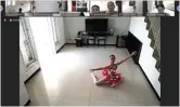  ?? HANAA SEPTIANA/JAWA POS ?? PENILAIAN: Salah seorang peserta mengikuti kompetisi balet virtual yang diadakan Center Point Ballet Academy (CPBA) Surabaya kemarin.