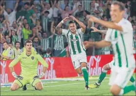  ?? FOTO: EFE ?? Sergio León celebra ante el guardameta Raúl Fernández su gol, el tercero de la noche