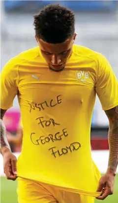  ?? FOTO: LARS BARON / AFP ?? Dortmunds Jadon Sancho trägt ein Trikot mit dem Schriftzug „Justice for George Floyd“(Gerechtigk­eit für George Floyd).