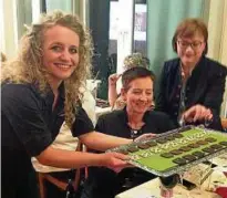  ?? Foto: Gerlinde Sommer ?? Die Musikerin Christina Rommel ließ beim Unternehme­rinnen-Salon im Weimarer Hotel Amalienhof die Besucher Schokolade probieren und erzählte von ihrer Karriere.