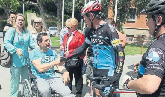  ?? LÓPEZ M. / ACN ?? Una quincena de ciclistas recibieron ayer al ciclista olímpico en las puertas del hospital tras ser dado de alta