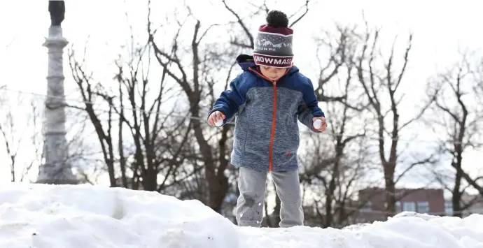  ?? ANGELA ROWLINGS PHOTOS / HERALD STAFF FILE ?? REMEMBER WINTER? Harry Carrol, 4, plays on a snowpile on the Common in January. Snow is expected on Friday, but with a quick return to temperatur­es in the 50s and 60s on Monday, the dress code might resemble last January’s in the South End, below right.