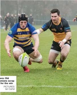  ?? PICTURES: Ian Carter ?? Battlers: Old Elthamians scrap hard for the win