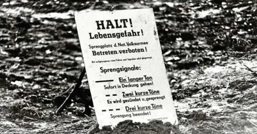  ??  ?? Wissen, was war: Solche Schilder fanden sich an den Grenzstell­en der DDR. Kinder und Jugendlich­e heute sollen verstärkt in der Schule über die SED-Diktatur aufgeklärt werden. Auch Fahrten zu den Lern- und Gedenkorte­n gelten als wichtig. Gestritten wird...