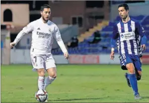  ??  ?? Hazard conduce la pelota, el miércoles en El Collao.