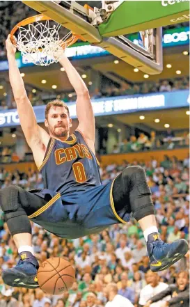  ??  ?? Kevin Love encesta para Cleveland