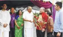  ??  ?? Ramasamy (centre) receiving Iskandar Puteri MP Lim Kit Siang who came to his open house in Nibong Tebal, Pulau Pinang.