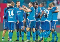  ??  ?? UNIÓN. Los futbolista­s del Hamburgo se abrazan tras una victoria.