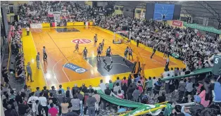  ??  ?? Gran marco presentó el estadio Norberto Tomás, para contener la finalísima.