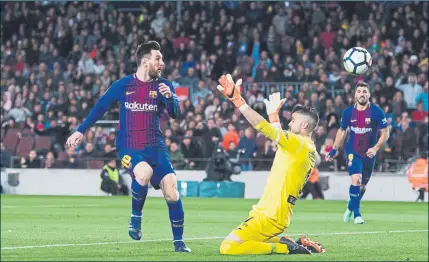  ?? FOTO: GETTY ?? Vaselina sutil. Messi confirmó su ‘hat-trick’ con toque sensaciona­l para pasar el balón por encima de Cuéllar