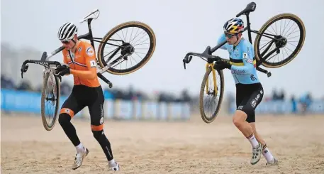  ?? | PHOTO : AFP ?? Rivaux depuis leur enfance, le Belge Wout van Aert et le Néerlandai­s Mathieu van der Poel perpétuent la rivalité entre la Belgique et les Pays-Bas dans le cyclo-cross.