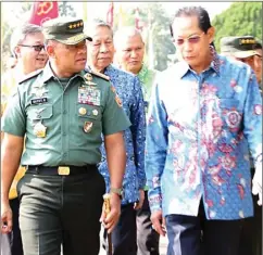  ??  ?? RASA TERIMA KASIH: Panglima TNI Jenderal Gatot Nurmantyo (kiri) bersama Presiden Direktur BCA Jahja Setiaatmad­ja (kanan) berbincang akrab.
